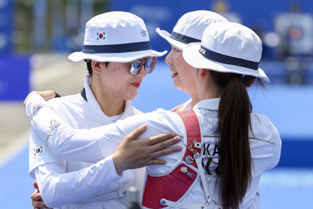(250511) -- SHANGHAI, May 11, 2025 (Xinhua) -- (L to R)An San, Lim Sihyeon and Kang Chaeyoung of South Korea celebrate after winning the gold final of the Recurve Women's Team competition at Shanghai 2025 Archery World Cup Stage 2 in Shanghai, east China, May 11, 2025. (Xinhua/Wang Xiang)