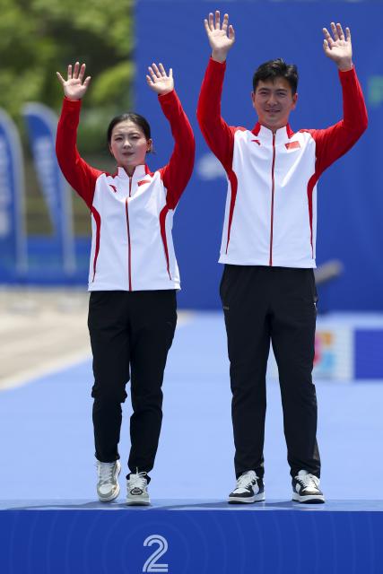 (250511) -- SHANGHAI, May 11, 2025 (Xinhua) -- Silver medalists Li Jiaman (L) and Wang Yan of China pose during the awarding ceremony for the Recurve Mixed Team competition at Shanghai 2025 Archery World Cup Stage 2 in Shanghai, east China, May 11, 2025. (Xinhua/Wang Xiang)