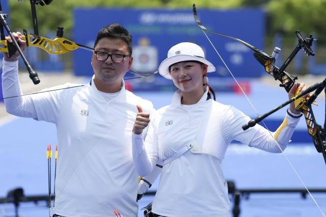 (250511) -- SHANGHAI, May 11, 2025 (Xinhua) -- Lim Sihyeon (R) and Kim Woojin of South Korea pose after winning the gold final of the Recurve Mixed Team competition at Shanghai 2025 Archery World Cup Stage 2 in Shanghai, east China, May 11, 2025. (Xinhua/Wang Xiang)