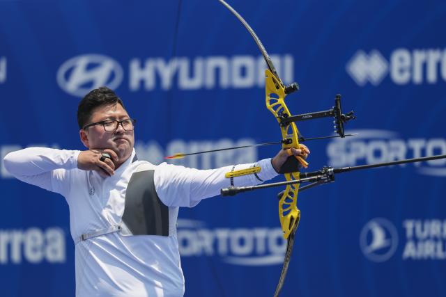 (250511) -- SHANGHAI, May 11, 2025 (Xinhua) -- Kim Woojin of South Korea competes during the gold final of the Recurve Mixed Team competition at Shanghai 2025 Archery World Cup Stage 2 in Shanghai, east China, May 11, 2025. (Xinhua/Wang Xiang)