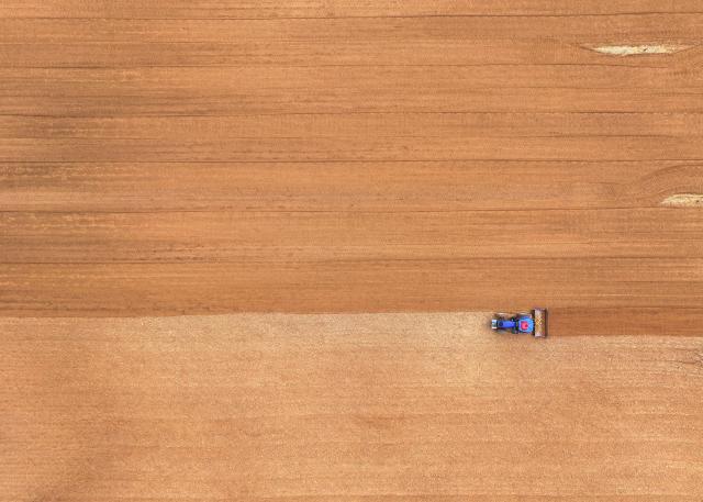 (250511) -- TONGLIAO, May 11, 2025 (Xinhua) -- An aerial drone photo taken on May 9, 2025 shows a farmer operating a tractor equipped with Beidou navigation system for plowing in Horqin Left Wing Rear Banner of Tongliao City, north China's Inner Mongolia Autonomous Region.
  Benefiting from May's timely rainfalls, Tongliao, a granary of eastern Inner Mongolia, has entered the peak period of corn sowing. It is reported that Tongliao's corn planting area in 2025 is expected to reach 20 million mu (approximately 1.33 million hectares), an increase of 180,000 mu (12,000 hectares) compared to the previous year. (Xinhua/Lian Zhen)