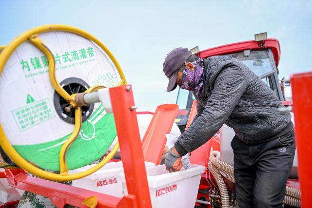 (250511) -- TONGLIAO, May 11, 2025 (Xinhua) -- A farmer loads seeds into the agricultural machinery in Horqin Left Wing Rear Banner of Tongliao City, north China's Inner Mongolia Autonomous Region, on May 9, 2025.
  Benefiting from May's timely rainfalls, Tongliao, a granary of eastern Inner Mongolia, has entered the peak period of corn sowing. It is reported that Tongliao's corn planting area in 2025 is expected to reach 20 million mu (approximately 1.33 million hectares), an increase of 180,000 mu (12,000 hectares) compared to the previous year. (Xinhua/Lian Zhen)