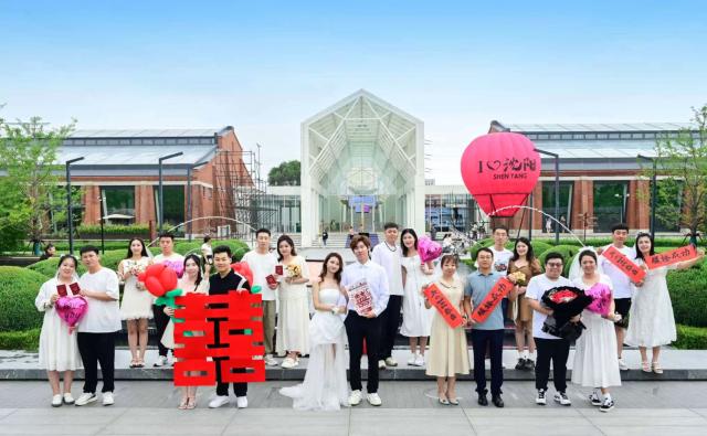 (250511) -- BEIJING, May 11, 2025 (Xinhua) -- Couples pose for photos during a ceremony held in Dadong District of Shenyang, northeast China's Liaoning Province, Aug. 10, 2024. (Xinhua)