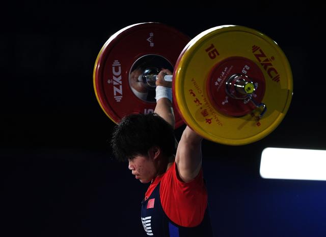 (250511) -- JIANGSHAN, May 11, 2025 (Xinhua) -- Li Shuang of China competes during the women's 64kg competition at 2025 Asian Weightlifting Championships in Jiangshan, east China's Zhejiang Province, May 11, 2025. (Xinhua/Hou Zhaokang)