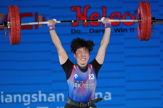 (250511) -- JIANGSHAN, May 11, 2025 (Xinhua) -- Mun Minhee of South Korea competes during the women's 64kg competition at 2025 Asian Weightlifting Championships in Jiangshan, east China's Zhejiang Province, May 11, 2025. (Xinhua/Hou Zhaokang)