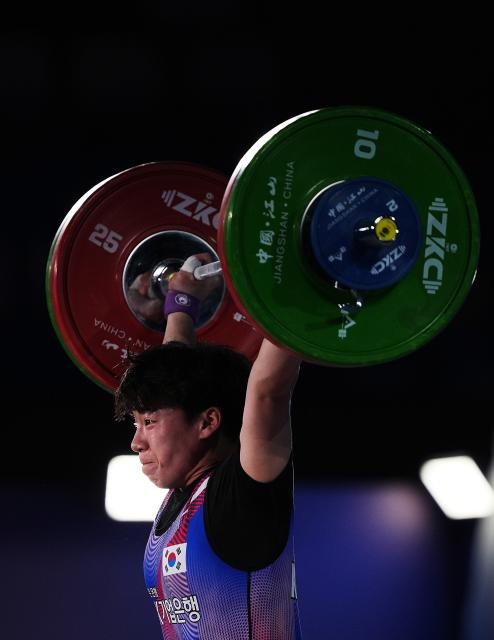 (250511) -- JIANGSHAN, May 11, 2025 (Xinhua) -- Mun Minhee of South Korea competes during the women's 64kg competition at 2025 Asian Weightlifting Championships in Jiangshan, east China's Zhejiang Province, May 11, 2025. (Xinhua/Hou Zhaokang)