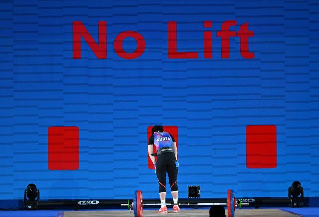 (250511) -- JIANGSHAN, May 11, 2025 (Xinhua) -- Mun Minhee of South Korea reacts during the women's 64kg competition at 2025 Asian Weightlifting Championships in Jiangshan, east China's Zhejiang Province, May 11, 2025. (Xinhua/Hou Zhaokang)