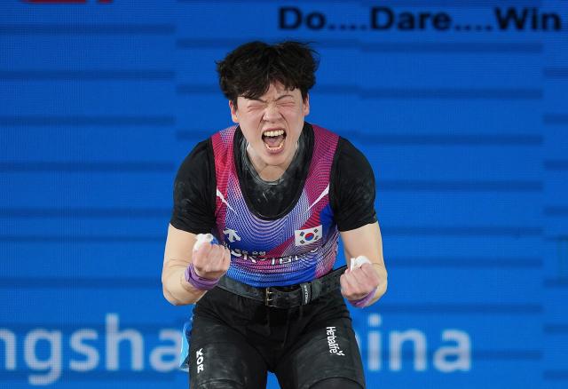 (250511) -- JIANGSHAN, May 11, 2025 (Xinhua) -- Mun Minhee of South Korea reacts during the women's 64kg competition at 2025 Asian Weightlifting Championships in Jiangshan, east China's Zhejiang Province, May 11, 2025. (Xinhua/Hou Zhaokang)