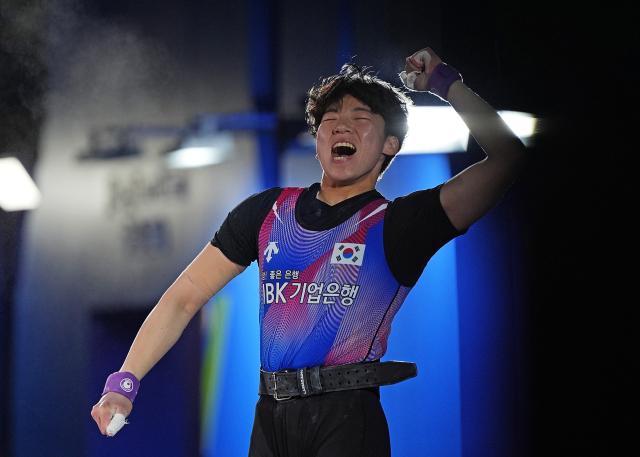 (250511) -- JIANGSHAN, May 11, 2025 (Xinhua) -- Mun Minhee of South Korea reacts during the women's 64kg competition at 2025 Asian Weightlifting Championships in Jiangshan, east China's Zhejiang Province, May 11, 2025. (Xinhua/Hou Zhaokang)