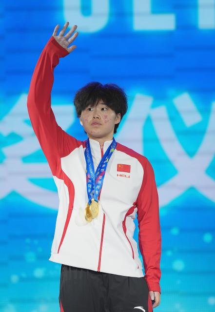 (250511) -- JIANGSHAN, May 11, 2025 (Xinhua) -- Li Shuang of China poses during the awarding ceremony for the women's 64kg competition at 2025 Asian Weightlifting Championships in Jiangshan, east China's Zhejiang Province, May 11, 2025. (Xinhua/Hou Zhaokang)