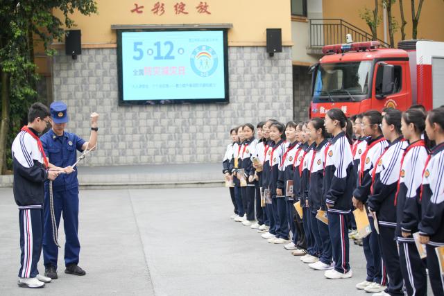 (250511) -- BEIJING, May 11, 2025 (Xinhua) -- A firefighter introduces the use of escape ropes to students at a middle school in Pengshan District of Meishan City, southwest China's Sichuan Province, May 9, 2025. China observes the National Disaster Prevention and Reduction Day on May 12 each year. Various publicity, drill and training activities are carried out across China to improve public awareness in scientific disaster prevention and self-rescue. (Photo by Weng Guangjian/Xinhua)