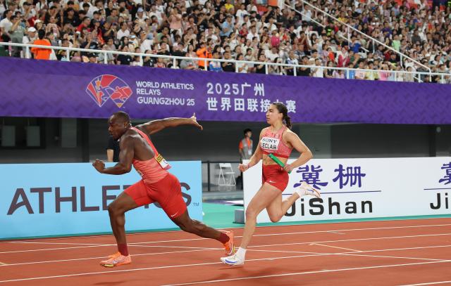 (250511) -- GUANGZHOU, May 11, 2025 (Xinhua) -- Marie-Eloise Leclair (R) of team Canada relays with teammate Duan Asemota during the mixed 4x100m relay final at the World Athletics Relays Guangzhou 2025 in Guangzhou, south China's Guangdong Province, May 11, 2025. (Xinhua/Li Ming)