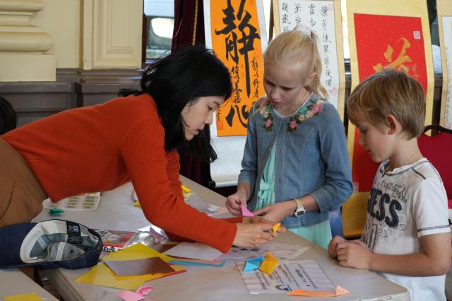 (250511) -- CANBERRA, May 11, 2025 (Xinhua) -- Children make handicrafts at the cultural exhibition area during Mother's Day celebrations in Canberra, Australia on May 11, 2025. Children from various countries and regions gathered in Canberra on Sunday to participate in Mother's Day celebrations. Through singing, dancing, and recitation, they expressed their appreciation and best wishes to their mothers.
   The event also featured a handicraft area and a multicultural exhibition zone, where parents and children engaged together to explore and experience the cultures of different nations.
   Today, Australians, like people in many other countries, celebrate Mother's Day on the second Sunday of May. Traditions typically include family gatherings, the giving of gifts, and expressions of gratitude toward mothers and maternal figures. (Photo by  Zhang Na/Xinhua)