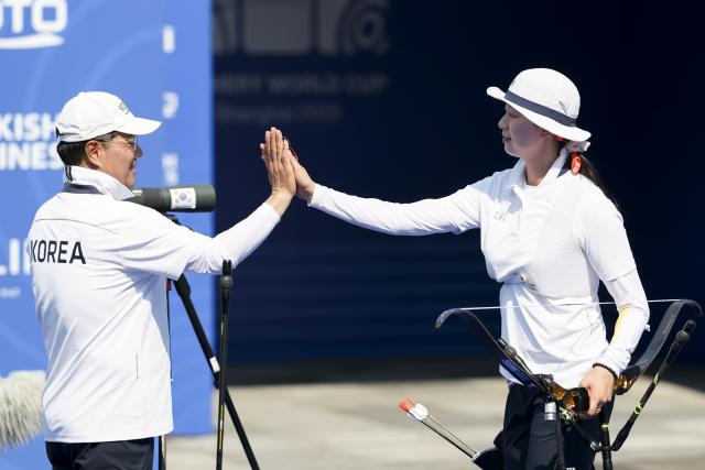 (250511) -- SHANGHAI, May 11, 2025 (Xinhua) -- Lim Sihyeon (R) of South Korea high-fives with her coach after the gold final of the Recurve Women's competition at Shanghai 2025 Archery World Cup Stage 2 in Shanghai, east China, May 11, 2025. (Xinhua/Wang Xiang)