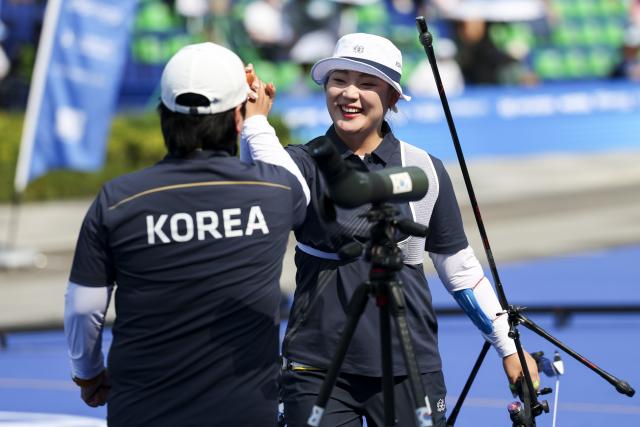 (250511) -- SHANGHAI, May 11, 2025 (Xinhua) -- Lee Gahyun (R) of South Korea high-fives with her coach after the gold final of the Recurve Women's competition at Shanghai 2025 Archery World Cup Stage 2 in Shanghai, east China, May 11, 2025. (Xinhua/Wang Xiang)