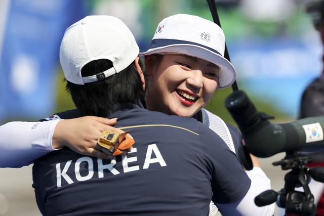 (250511) -- SHANGHAI, May 11, 2025 (Xinhua) -- Lee Gahyun (R) of South Korea hugs her coach during the gold final of the Recurve Women's competition at Shanghai 2025 Archery World Cup Stage 2 in Shanghai, east China, May 11, 2025. (Xinhua/Wang Xiang)