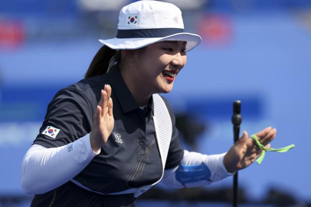 (250511) -- SHANGHAI, May 11, 2025 (Xinhua) -- Lee Gahyun of South Korea celebrates after winning the gold final of the Recurve Women's competition at Shanghai 2025 Archery World Cup Stage 2 in Shanghai, east China, May 11, 2025. (Xinhua/Wang Xiang)