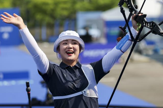 (250511) -- SHANGHAI, May 11, 2025 (Xinhua) -- Lee Gahyun of South Korea celebrates after winning the gold final of the Recurve Women's competition at Shanghai 2025 Archery World Cup Stage 2 in Shanghai, east China, May 11, 2025. (Xinhua/Wang Xiang)