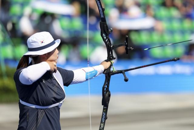 (250511) -- SHANGHAI, May 11, 2025 (Xinhua) -- Lee Gahyun of South Korea competes during the gold final of the Recurve Women's competition at Shanghai 2025 Archery World Cup Stage 2 in Shanghai, east China, May 11, 2025. (Xinhua/Wang Xiang)