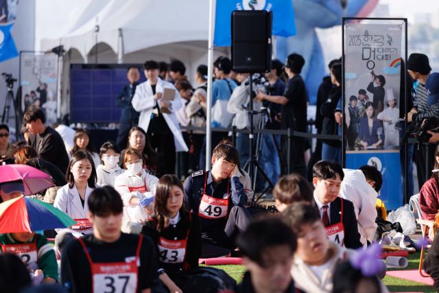 (250511) -- SEOUL, May 11, 2025 (Xinhua) -- Competitors participate in a space-out competition at Banpo Han River Park in Seoul, South Korea, May 11, 2025. The winner of the event would be decided based on the stability of participants' heart rate and the vote of the audience. (Photo by Park Jintaek/Xinhua)