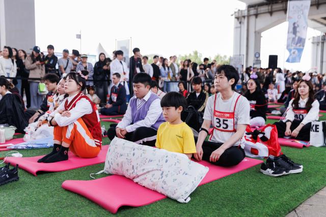 (250511) -- SEOUL, May 11, 2025 (Xinhua) -- Competitors participate in a space-out competition at Banpo Han River Park in Seoul, South Korea, May 11, 2025. The winner of the event would be decided based on the stability of participants' heart rate and the vote of the audience. (Photo by Park Jintaek/Xinhua)