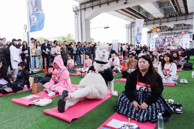 (250511) -- SEOUL, May 11, 2025 (Xinhua) -- Competitors participate in a space-out competition at Banpo Han River Park in Seoul, South Korea, May 11, 2025. The winner of the event would be decided based on the stability of participants' heart rate and the vote of the audience. (Photo by Park Jintaek/Xinhua)