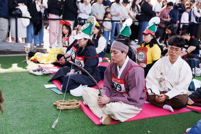 (250511) -- SEOUL, May 11, 2025 (Xinhua) -- Competitors participate in a space-out competition at Banpo Han River Park in Seoul, South Korea, May 11, 2025. The winner of the event would be decided based on the stability of participants' heart rate and the vote of the audience. (Photo by Park Jintaek/Xinhua)