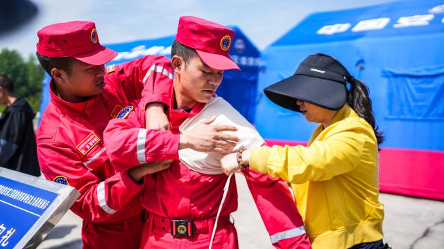 (250511) -- BEIJING, May 11, 2025 (Xinhua) -- Staff members demonstrate the skills of quick bandaging to citizens during an activity on disaster prevention and reduction held in Guiyang, southwest China's Guizhou Province, May 11, 2025. China observes the National Disaster Prevention and Reduction Day on May 12 each year. Various publicity, drill and training activities are carried out across China to improve public awareness in scientific disaster prevention and self-rescue. (Xinhua/Tao Liang)