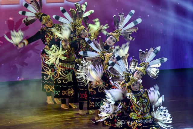 (250511) -- JAKARTA, May 11, 2025 (Xinhua) -- Dancers perform during the Indonesia World Dance Festival (IWDF) 2025 at Bulungan Youth Center in Jakarta, Indonesia, May 11, 2025. (Xinhua/Agung Kuncahya B.)