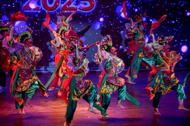 (250511) -- JAKARTA, May 11, 2025 (Xinhua) -- Dancers perform during the Indonesia World Dance Festival (IWDF) 2025 at Bulungan Youth Center in Jakarta, Indonesia, May 11, 2025. (Xinhua/Agung Kuncahya B.)
