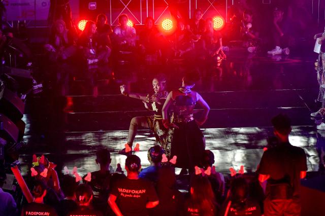 (250511) -- JAKARTA, May 11, 2025 (Xinhua) -- Dancers perform during the Indonesia World Dance Festival (IWDF) 2025 at Bulungan Youth Center in Jakarta, Indonesia, May 11, 2025. (Xinhua/Agung Kuncahya B.)