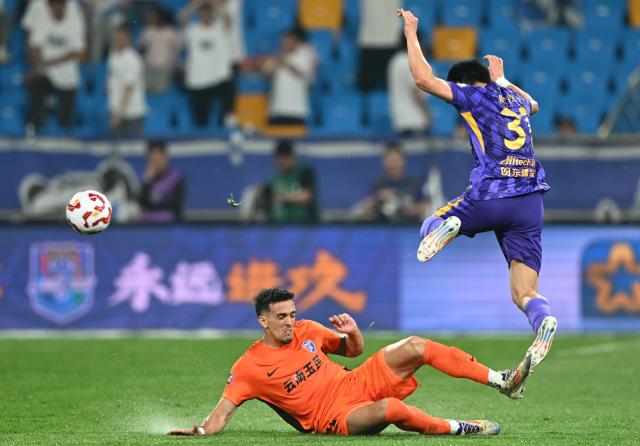 (250511) -- TIANJIN, May 11, 2025 (Xinhua) -- Jose Martinez (bottom) of Yunnan Yukun competes during the 12nd round match between Tianjin Jinmen Tiger and Yunnan Yukun at the 2025 season Chinese Football Super League (CSL) in north China's Tianjin, May 11, 2025. (Xinhua/Sun Fanyue)