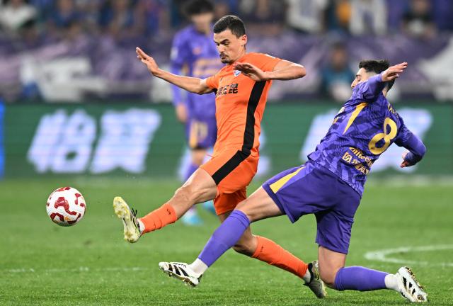 (250511) -- TIANJIN, May 11, 2025 (Xinhua) -- Nene (L) of Yunnan Yukun vies with Xadas of Tianjin Jinmen Tiger during the 12nd round match between Tianjin Jinmen Tiger and Yunnan Yukun at the 2025 season Chinese Football Super League (CSL) in north China's Tianjin, May 11, 2025. (Xinhua/Zhao Zishuo)