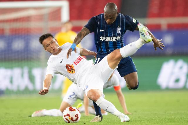 (250511) -- WUHAN, May 11, 2025 (Xinhua) -- Manuel Palacios (back) of Wuhan Three Towns FC vies with Cao Haiqing of Dalian Yingbo during the 12th round match between Wuhan Three Towns FC and Dalian Yingbo at the 2025 season Chinese Football Super League (CSL) in Wuhan, central China's Hubei Province, May 11, 2025. (Xinhua/Xiao Yijiu)