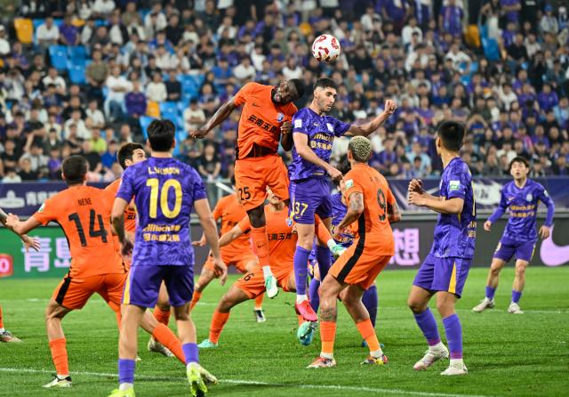 (250511) -- TIANJIN, May 11, 2025 (Xinhua) -- Oscar Taty Maritu (top L) of Yunnan Yukun vies for a header with Juan Antonio Ros (top R) of Tianjin Jinmen Tiger during the 12nd round match between Tianjin Jinmen Tiger and Yunnan Yukun at the 2025 season Chinese Football Super League (CSL) in north China's Tianjin, May 11, 2025. (Xinhua/Sun Fanyue)