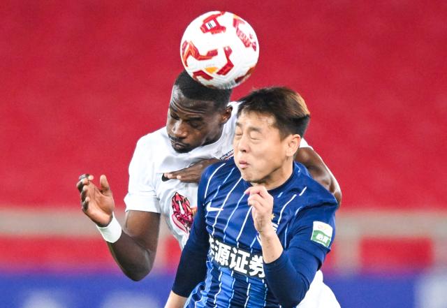 (250511) -- WUHAN, May 11, 2025 (Xinhua) -- Mamadou Traore (L) of Dalian Yingbo vies with Wang Jinxian of Wuhan Three Towns FC during the 12th round match between Wuhan Three Towns FC and Dalian Yingbo at the 2025 season Chinese Football Super League (CSL) in Wuhan, central China's Hubei Province, May 11, 2025. (Xinhua/Du Zixuan)
