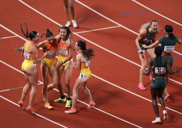 (250512) -- GUANGZHOU, May 11, 2025 (Xinhua) -- Team Spain celebrate after the women's 4x400m relay final at the World Athletics Relays Guangzhou 2025 in Guangzhou, south China's Guangdong Province, May 11, 2025. (Xinhua/Mao Siqian)