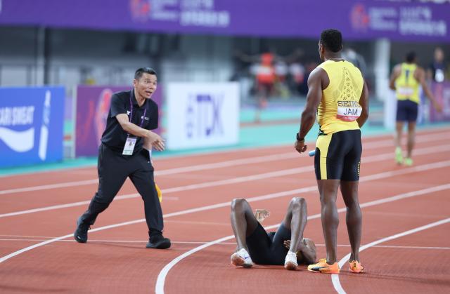 (250511) -- GUANGZHOU, May 11, 2025 (Xinhua) -- Julian Forte (bottom) of team Jamaica reacts after getting injured during the men's 4x100m relay qualification round 2 at the World Athletics Relays Guangzhou 2025 in Guangzhou, south China's Guangdong Province, May 11, 2025. (Xinhua/Lu Hanxin)