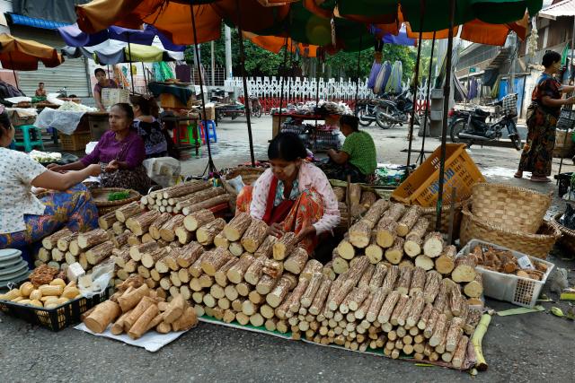 (250512) -- MANDALAY, May 12, 2025 (Xinhua) -- A vendor sells Thanaka bark at a local market in Mandalay, Myanmar, May 11, 2025. (Xinhua/Myo Kyaw Soe)