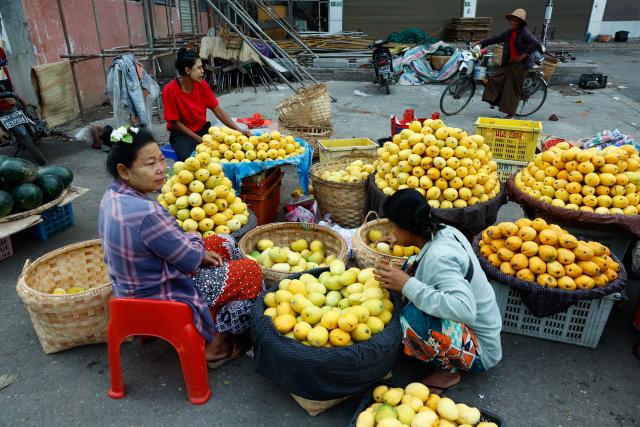 (250512) -- MANDALAY, May 12, 2025 (Xinhua) -- Vendors sell mangoes at a local market in Mandalay, Myanmar, May 11, 2025. (Xinhua/Myo Kyaw Soe)