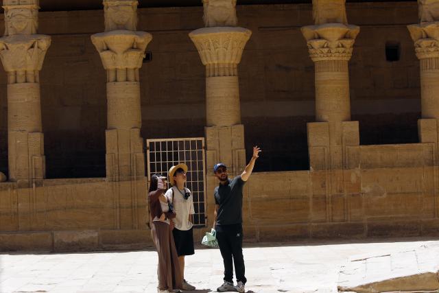 (250512) -- CAIRO, May 12, 2025 (Xinhua) -- Tourists visit the Philae Temple complex by the Nile River in Aswan, Egypt, May 3, 2025.
  TO GO WITH "Feature: Egypt's cultural south charms tourists worldwide" (Xinhua/Ahmed Gomaa)