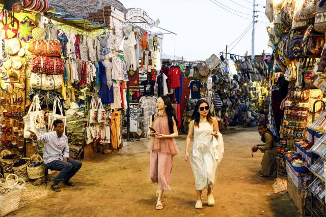 (250512) -- CAIRO, May 12, 2025 (Xinhua) -- Chinese tourists visit the Nubian village of Gharb Sohail in Aswan, Egypt, May 4, 2025.
  TO GO WITH "Feature: Egypt's cultural south charms tourists worldwide" (Xinhua/Ahmed Gomaa)