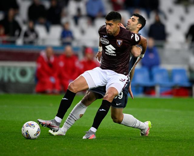 (250512) -- TURIN, May 12, 2025 (Xinhua) -- Inter Milan's Mehdi Taremi (R) vies with Torino's Adam Masina during a Serie A soccer match between Torino and Inter Milan in Turin, Italy, May 11, 2025. (Xinhua)