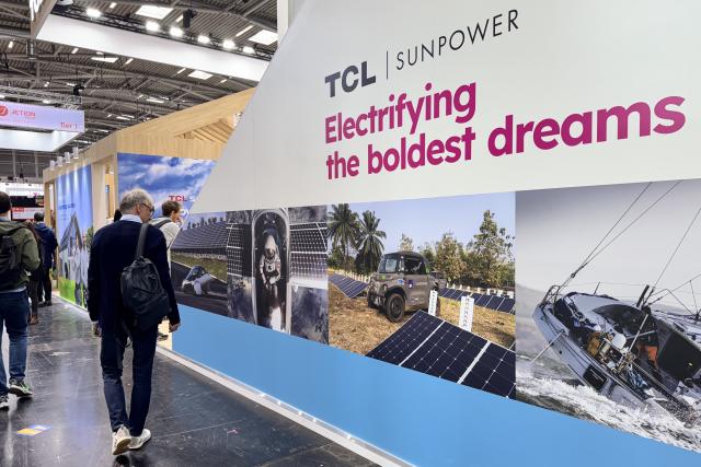 (250512) -- MUNICH, May 12, 2025 (Xinhua) -- This photo taken with a mobile phone on May 7, 2025 shows a visitor visiting TCL booth during 2025 Intersolar Europe exhibition in Munich, Germany. TO GO WITH "Interview: China-Europe cooperation in solar sector is exemplary, says Intersolar Europe organizer" (Xinhua/Huang Yan)