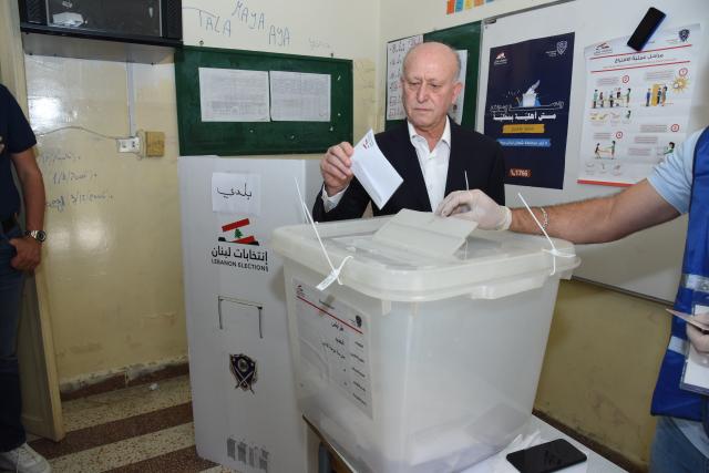 (250512) -- TRIPOLI, May 12, 2025 (Xinhua) -- A man casts his ballot at a polling station in Tripoli, Lebanon, on May 11, 2025.
  The second round of Lebanon's municipal and local elections began on Sunday in the governorates of Akkar and North Lebanon, following the first round held on May 4 in the Mount Lebanon Governorate.
  According to the state-run National News Agency, 3,569 candidates submitted nominations for 134 municipal and 210 local positions in Akkar. Meanwhile, 3,569 candidates submitted nominations for 153 municipal and 462 local positions in North Lebanon, according to unofficial statistical reports. (Photo by Khaled Habashiti/Xinhua)