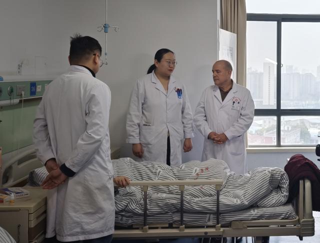 (250512) -- HEFEI, May 12, 2025 (Xinhua) -- Pedro Castro (R) and Zhang Huiwen (C) conduct ward rounds at Anhui No. 2 Provincial People's Hospital in Hefei, east China's Anhui Province, Feb. 26, 2025. (Xinhua/Guo Chen)