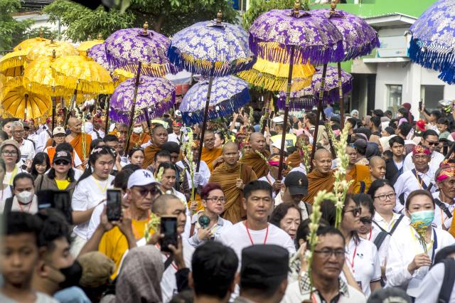(250512) -- MAGELANG, May 12, 2025 (Xinhua) -- Buddhist monks participate in cultural parade during Vesak Day celebrations at Borobudur Temple in Magelang, Central Java, Indonesia, May 12, 2025. (Photo by Agung Supriyanto/Xinhua)