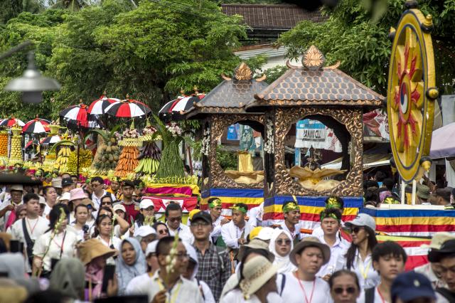 (250512) -- MAGELANG, May 12, 2025 (Xinhua) -- People participate in cultural parade during Vesak Day celebrations at Borobudur Temple in Magelang, Central Java, Indonesia, May 12, 2025. (Photo by Agung Supriyanto/Xinhua)