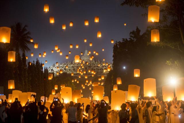 (250512) -- MAGELANG, May 12, 2025 (Xinhua) -- People release prayer lanterns during Vesak Day celebrations at Borobudur Temple in Magelang, Central Java, Indonesia, May 12, 2025. (Photo by Agung Supriyanto/Xinhua)