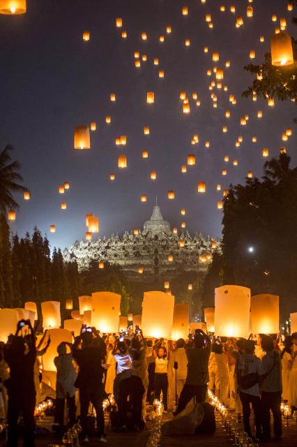 (250512) -- MAGELANG, May 12, 2025 (Xinhua) -- People release prayer lanterns during Vesak Day celebrations at Borobudur Temple in Magelang, Central Java, Indonesia, May 12, 2025. (Photo by Agung Supriyanto/Xinhua)
